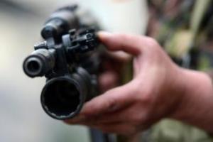 В Киеве люди в масках и камуфляже обстреливают микроавтобус