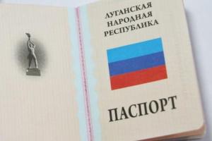 В оккупированном Перевальске фотосалон издевается над желающими получить "паспорт ЛНР"