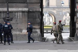В сети бурно обсуждают теракт в Париже