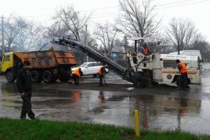 В Горловке ремонтируют дороги под ливнем, - журналист