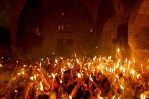 В Иерусалиме сошел Благодатный огонь