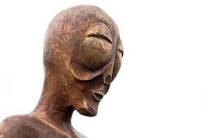 Появилось фото найденной около города майя статуи с изображением пришельца