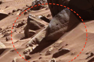 Уфолог заметил на Красной планете выглядывающее из-за скалы маленькое лицо