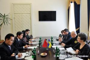 Турчинов встретился с послом КНР