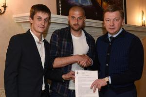 Донецкий "Шахтер" продлил контракт с защитником Ярославом Ракицким