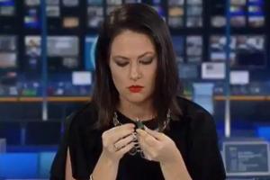 Телеведущая пропустила выход в эфир: появилось забавное видео ее реакции