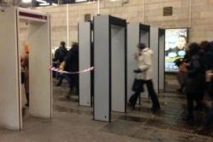 В метро Санкт-Петербурга пассажиров начали проверять металлодетектором