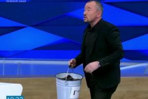 Всей редакцией тужились: российский ведущий принес на эфир ведро с говном