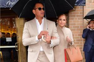 Дженнифер Лопес светится от счастья: в сеть попало ее фото с новым избранником