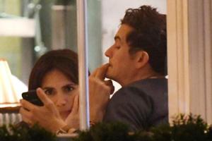 Орландо Блум, попавший в неловкую ситуацию на радио, замечен на свидании с таинственной брюнеткой