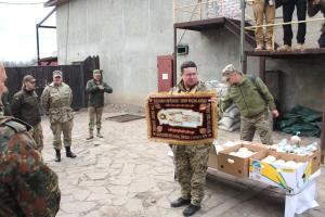 На Пасху украинские защитники в Донбассе принимали гостей и помогали нуждающимся