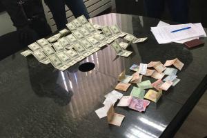 Генпрокуратура задержала мужчину, который давал взятку сотруднику Нацполиции