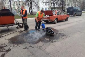 В зоне АТО люди сами вышли ремонтировать дороги