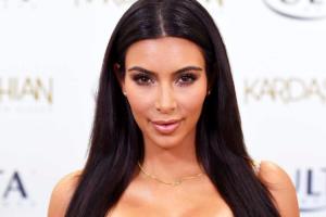 Ким Кардашьян появилась на публике в откровенном наряде: поклонники посоветовали звезде одеваться скромнее