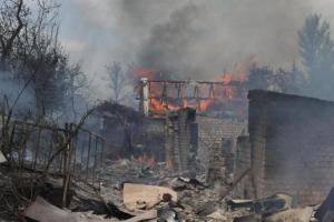 Поселок Донецкий на Луганщине попал под обстрел, есть раненые