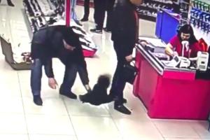 Побег из чемодана: соцсети насмешил мужчина, который гонялся за курицей в магазине 