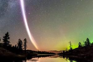 Фотографы, снимающие северное сияние, обнаружили странное атмосферное явление