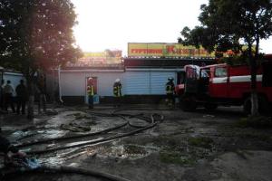 В Краматорске спасатели тушили горящий рынок