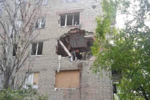 В Авдеевке спасатели разбирают завалы в пострадавшей от обстрела многоэтажке