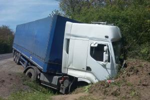В Ровенской области произошло страшное ДТП: водитель оказался зажат в грузовике - кадры
