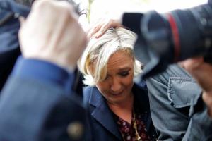 "Подружку Путина" Ле Пен забросали яйцами