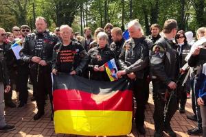 Участников мотоклуба РФ "Ночных волков" не пустили на центральную площадь Праги