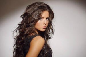 Певица Нюша восхитила поклонников откровенным декольте