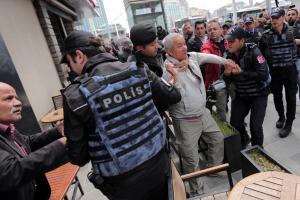 В Стамбуле первомайская демонстрация закончилась стычками с полицией