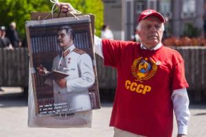 Призывы "не думать", Сталин и пакет из-под гуманитарки: сегодняшний Донецк в одном фото
