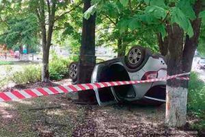 На Харьковщине авто врезалось в столб, 2 человека погибли мгновенно