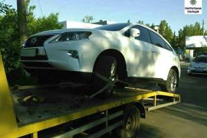 Испугавшись патрульной полиции Николаева, водитель Lexusа оставил автомобиль и убежал