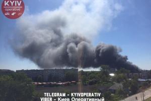 На Киевщине вспыхнул масштабный пожар: горит фабрика