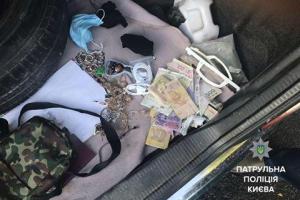 В Киеве патрульные остановили автомобиль, в котором нашли краденые ювелирные украшения