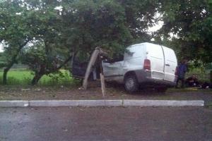 В Хмельницкой области авто врезалось в электроопору: два человека погибли