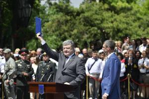 Порошенко на глазах у одесситов подписал указ о дополнительных мерах по реализации безвиза