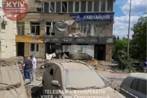 Масштабное ЧП в Киеве: из-за порыва трубы в здании выбило окна и затопило несколько этажей