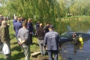 На Киевщине спасатели достали машину со дна реки, хозяин авто бесследно исчез
