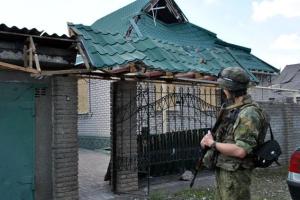 В Красногоровке ремонтируют пострадавшие от обстрелов здания, полиция охраняет порядок