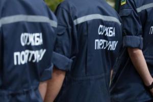 В Запорожской области спасатели вытащили туристический автобус, в котором находилось больше 20 детей