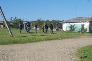 Оккупанты проводят обыск у крымского татарина Ризы Изетова