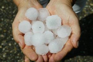 "Погода в Одессе сошла с ума": в соцсетях делятся снимками аномально крупного града