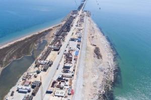Путин закопает миллиарды в керченский мост и морской порт: работы ведутся даже ночью