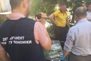 Троих чиновников Чопского городского совета правоохранители поймали "на горячем"