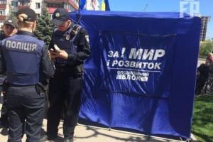 На родине опоблока активисты убирают с улиц сине-белые палатки