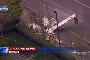 В США самолет рухнул на оживленную автомагистраль: появилось видео