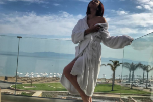 Ольга Бузова жестко ответила на критику своей фигуры и станцевала в откровенном купальнике