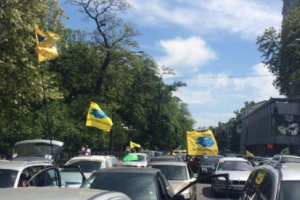 В центре Киева протестующие перекрыли движение