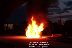 Под Киевом возле автозаправки пытает автомобиль: опубликовано видео