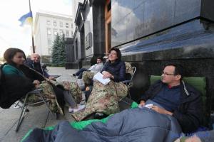 «Мусорная» голодовка под АП: за 4 дня к депутатам никто не вышел