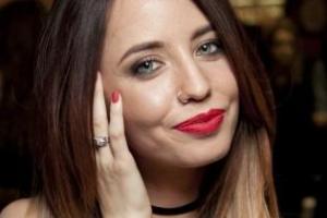 Замужняя Надя Дорофеева ходит на свидание с известным певцом